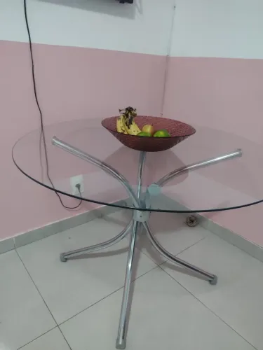 Mesa redonda com tampo de vidro e pés de inox Carraro