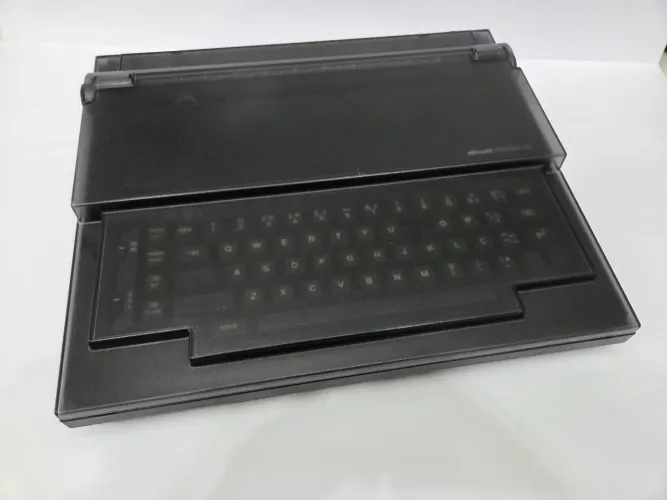 MÁQUINA DE ESCREVER ELÉTRICA OLIVETTI PRAXIS 20 COM TAMPA ORIGINAL