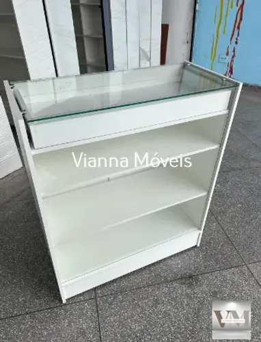 Balcão Vitrine com Vidro Superior, Gaveta e Portas - MDF Branco