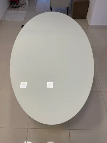 Mesa de jantar laqueada com vidro