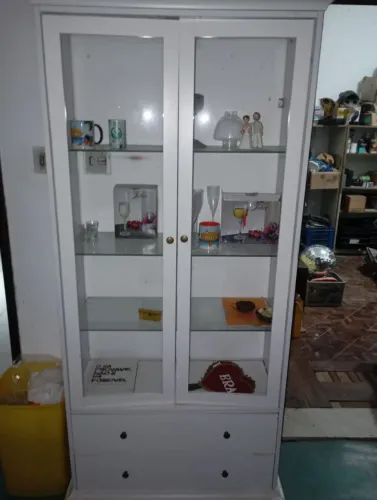 Cristaleira branca de mdf. 