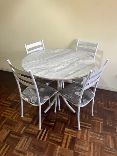 Mesa redonda de granito com 4 cadeiras