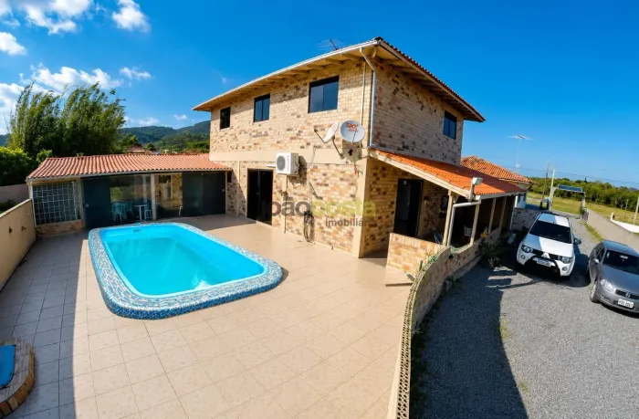 Casa em Palhocinha, Garopaba: 8 dormitórios, 4 suítes e à venda por R$ 2.200.000.