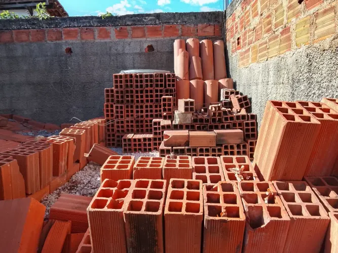 Vendo sobra de material de construção: SEIXO,AREIA,TELHA,ARAME,TIJOLO etc