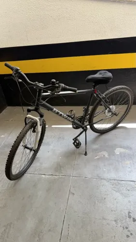 Modelo: B'Twin Rockrider / Riverside (versão compacta/quadro menor).