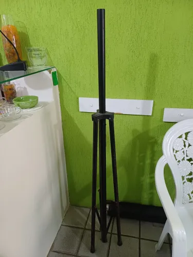 tripé de iluminação ou suporte para equipamentos, fabricado pela marca Visograf