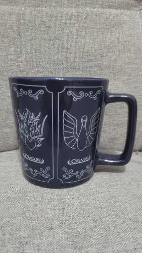 Caneca cerâmica cavaleiros do zodíaco pandora box zona criativa 400 ml