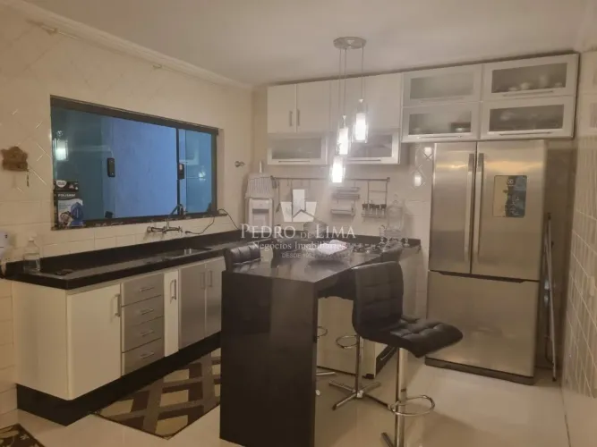 Sobrado de 4 Dormitórios sendo uma Suíte, Sala, Cozinha 4 Vagas na Vila Ré