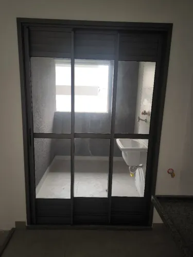 Porta de correr para área de serviço 2,15m x 1,40m linha Premium alumínio 3 folhas