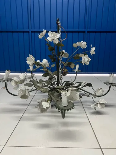Lustre de ferro rústico com flor