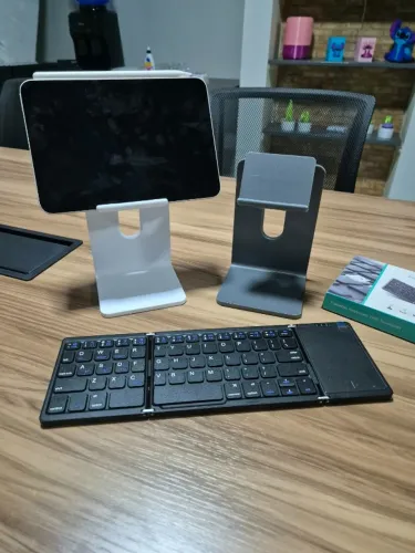 Teclado Ipad Samsung TrackPad Sem Fio Bluetooth e Suporte Ipad Samsung Novíssimo Sem Uso
