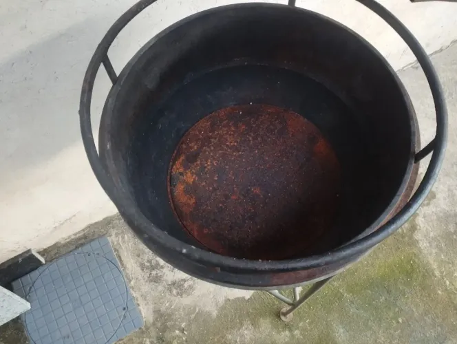 Churrasqueira de tambor em ferro com suporte e disco de arado