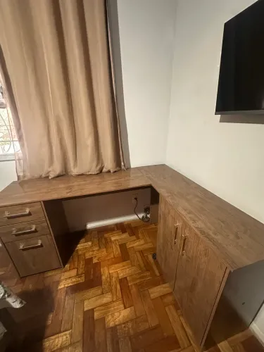 Escrivaninha em L com gavetas