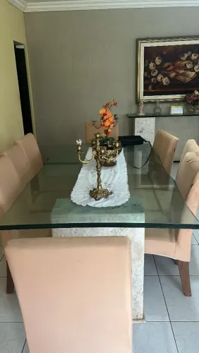 Mesa de vidro com suportes de mármore