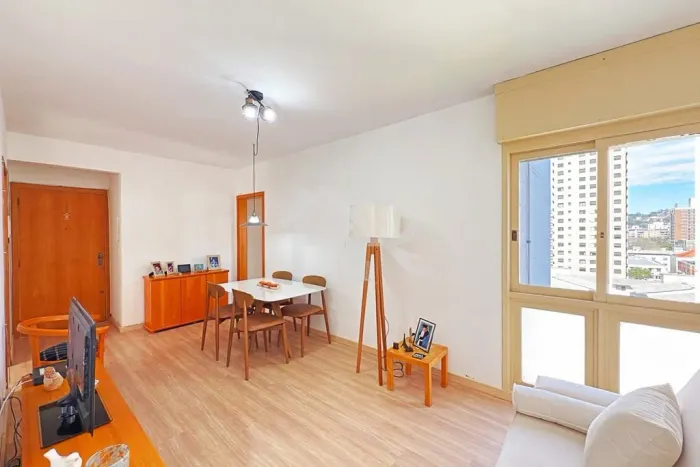 Apartamento de 2 dormitórios 2 banheiros e 1 vaga de garagem à venda no bairro Menino Deus