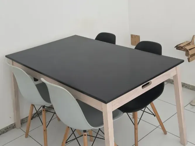 Mesa de Jantar 130x80 Madeira Tampo Preto com 4 Cadeiras Charles Eames Eiffel
