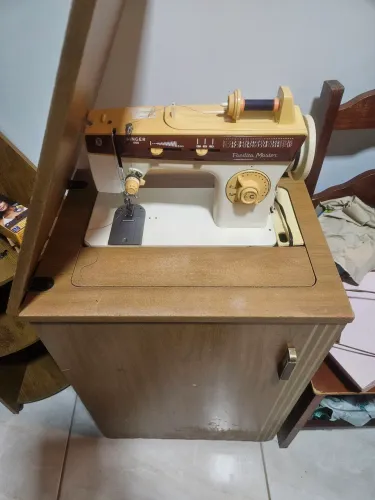 Vendo maquina de costura singer bom estado so precisa lubrificar ta a muito tempo sem u