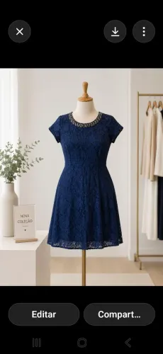 Vestido curto de renda forrado com detalhe bordado em pedraria