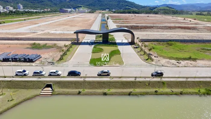 Terreno de esquina no Montenegro Marine com 235m² no Deltaville