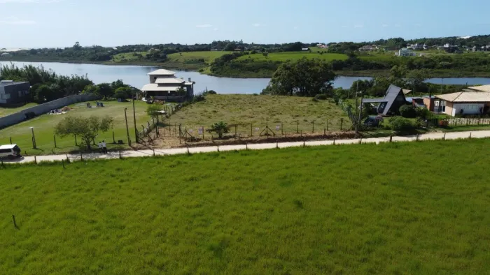 Terreno à beira da lagoa no Arroio do Rosa: 3.731,40 m² de tranquilidade e potencial de in