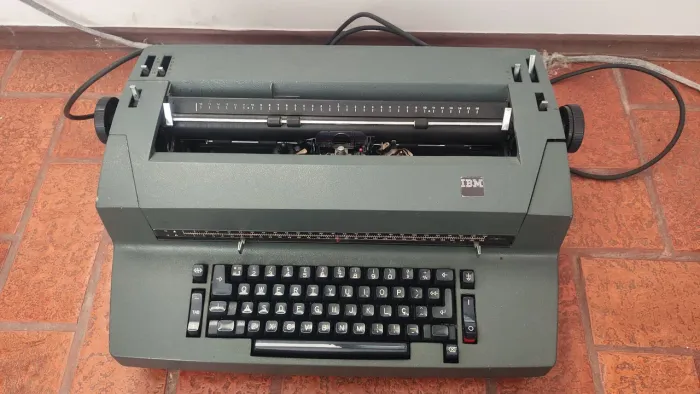 Máquina de escrever IBM elétrica funcional em perfeito estado 