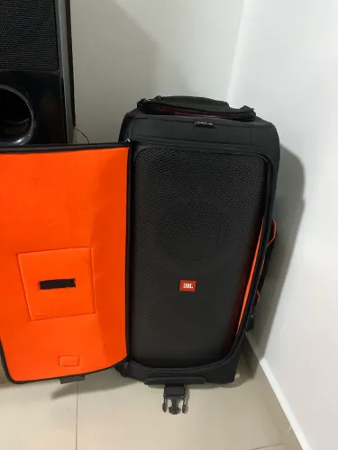 Caixa jbl 310 com microfones