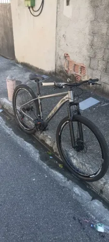 Bicicleta aro 29 gts 21 marchas freio a disco quadro tamanho 17 apenas 4 messes de uso