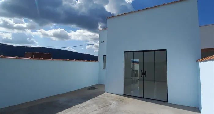 CASA NOVA EM LAMBARI - TODA PLANA NO BAIRRO BURITIS - VISTA PARA A SERRA DAS ÁGUAS!