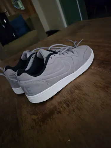 Tenis Nike Court Borough Low (38), em camurça cinza. Nunca usado!!
