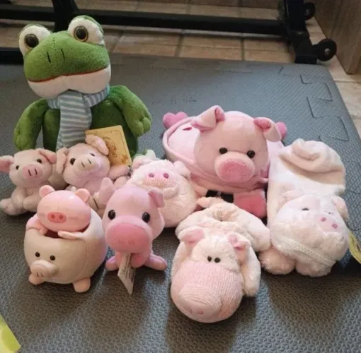 Diversas pelúcias antigas porco / sapo