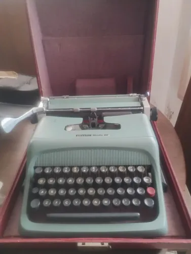 Máquina de Escrever Olivetti Antiguidade 