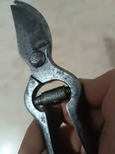 Vendo tesoura antiga francesa de poda.