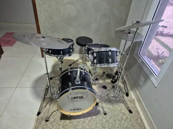 Bateria compacta X-Pro Azul com Pratos mudos em ótimo estado. 