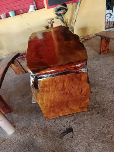 Mesa rústica de cascata