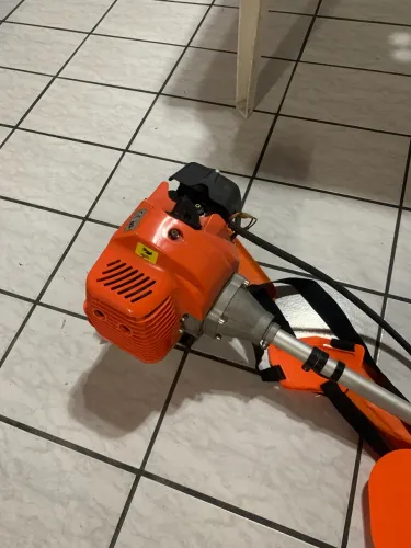Máquina de cortar a grama a gasolina