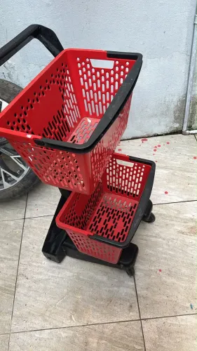 Carrinho com cestas removíveis