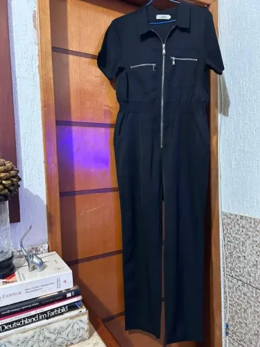 macacão preto e na cor marrom