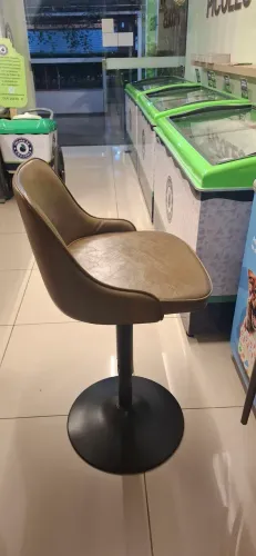 Cadeira em courino com regularem de altura