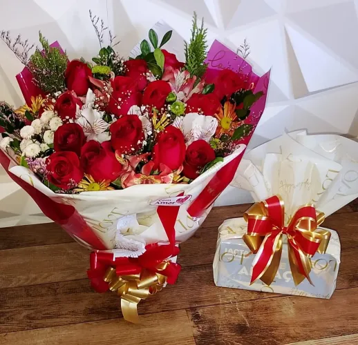 Buquê de 12 rosas + cx de bombom
