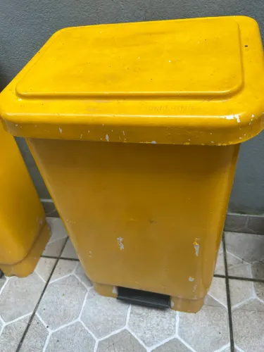 Vendo lixeira de 100 litros de pé