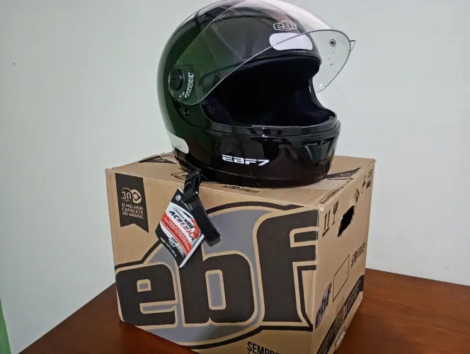 Capacete preto novo com etiqueta.
