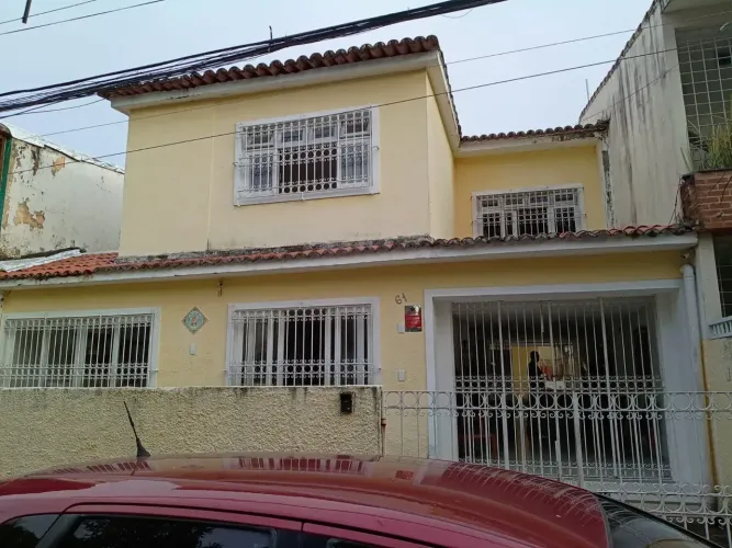 Casa com 4 quartos (1 suíte), 2 vagas e dependência completa Bairro Poço, Recife/PE