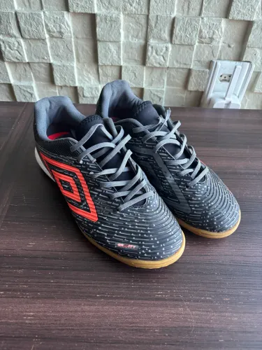 Chuteira umbro Gravity usada apenas uma vez!