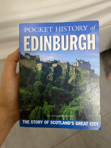 Livro Pocket History of Edinburgh - dr Christopher McNab