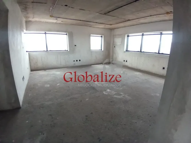 Sala comercial a venda com 65m², 2 banheiros, 1 vaga no Boqueirão por R$355.000,00