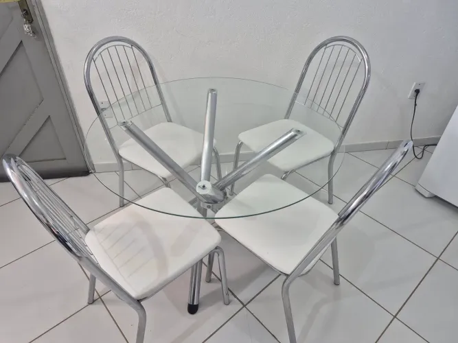 Mesa 4 cadeiras de vidro e aço inox