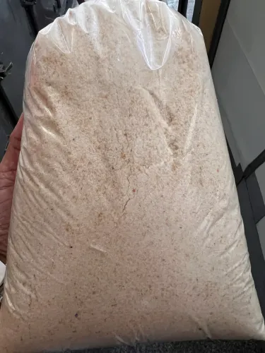 Farinha de rosca em grande quantidade.
