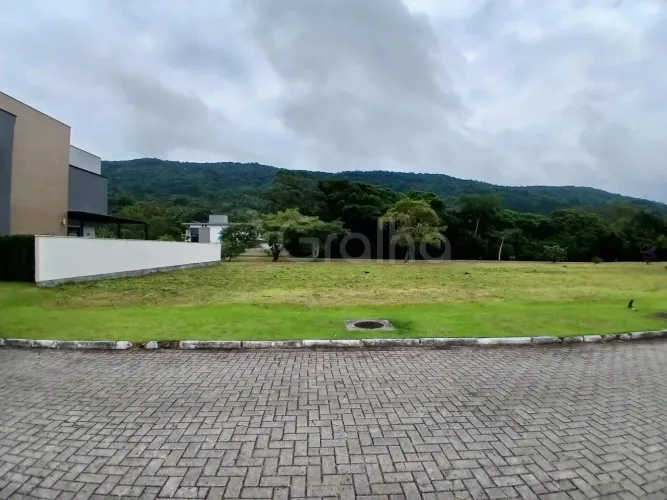 Terreno com 420 m² em Condomínio no Ratones
