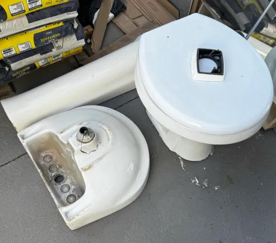 Vendo kit com pia de torre e vaso sanitário de válvula
