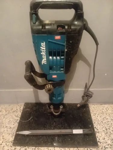 Martelo Makita HM1307CB AVT acompanha 1 ponteira